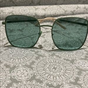 Gucci Sunglasses PRICE FIRM**** left nose piece came off